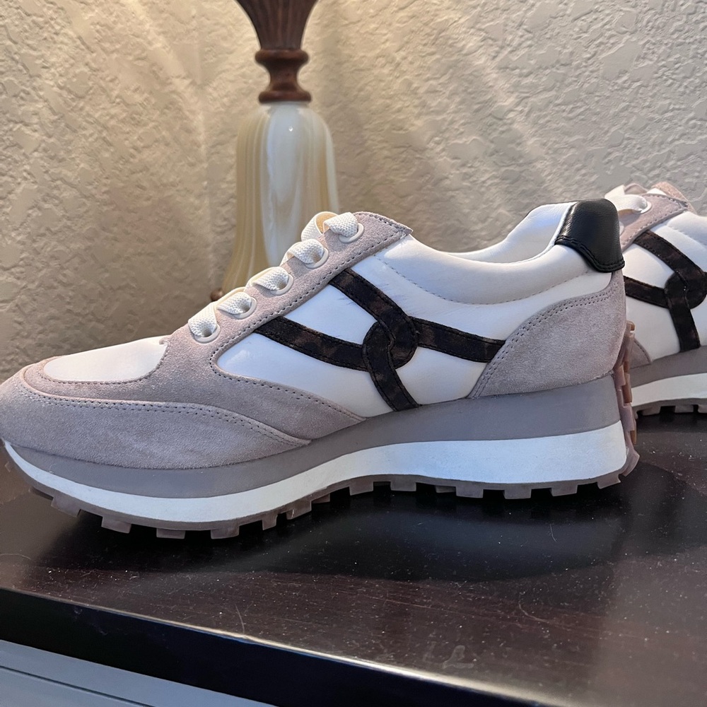 Veronica Beard New Suede Sneaker Size 7
Elastic shoelaces